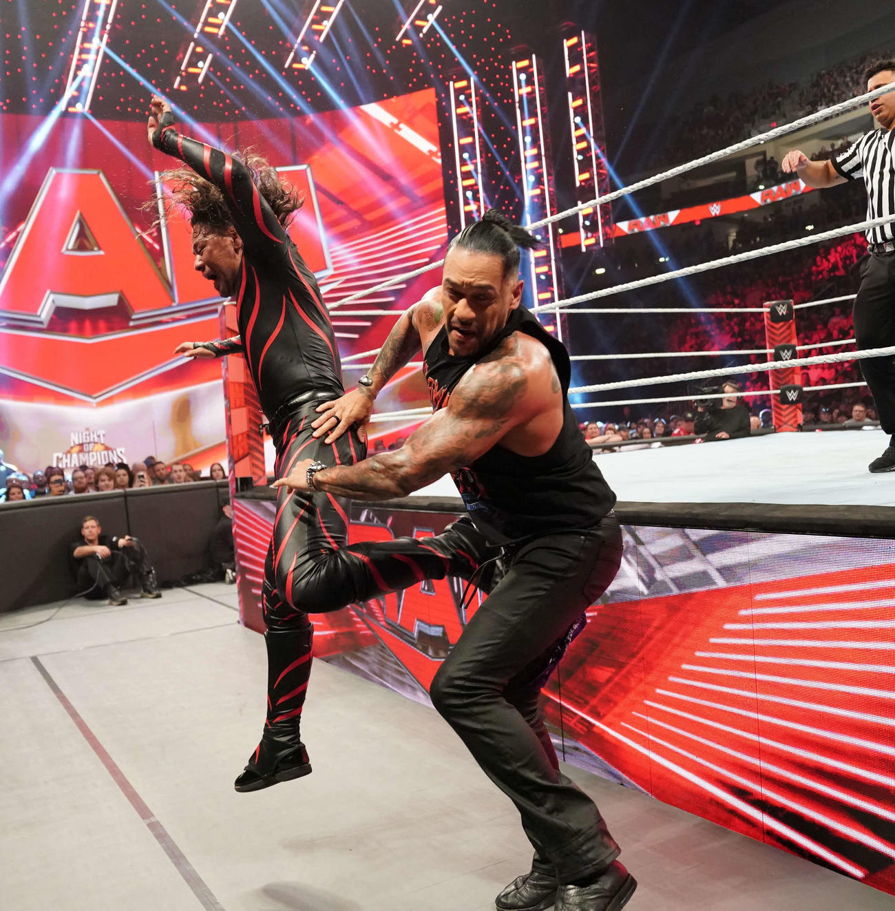 介入してきた敵セコンドのダミアン・プリースト（右）を制裁する中邑真輔コピーライト2023 WWE, Inc. All Rights Reserved.