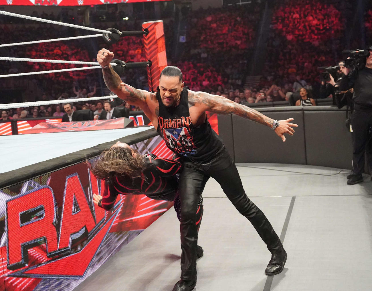 敵セコンドのダミアン・プリースト（右）のクローズラインを浴びた中邑真輔コピーライト2023 WWE, Inc. All Rights Reserved.
