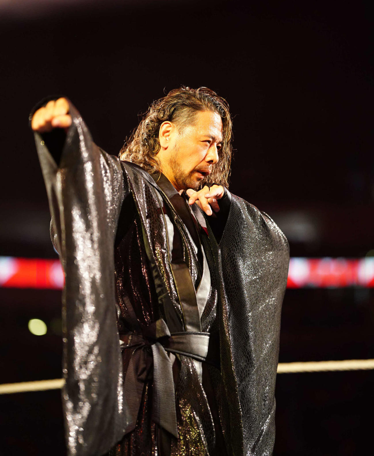 リングインし、会場から大きな歓声を浴びる中邑真輔コピーライト2023 WWE, Inc. All Rights Reserved.