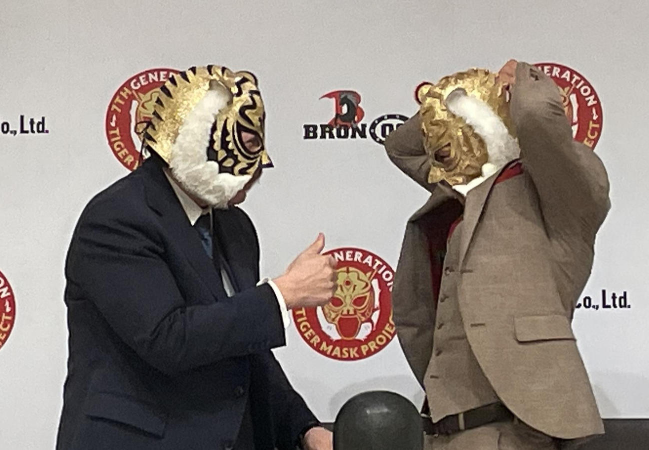 7代目タイガーマスク襲名し、新たなマスクを装着するK－1の元3階級制覇王者・武尊と、サムズアップポーズの初代タイガーマスクの佐山聡