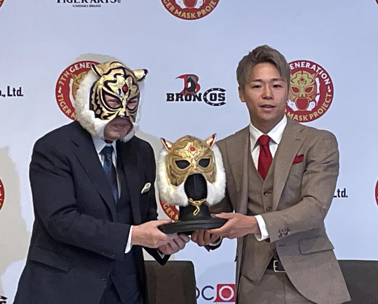 7代目タイガーマスクを襲名し、新たなマスクを手にするK－1の元3階級制覇王者・武尊（右）と初代タイガーマスクの佐山聡