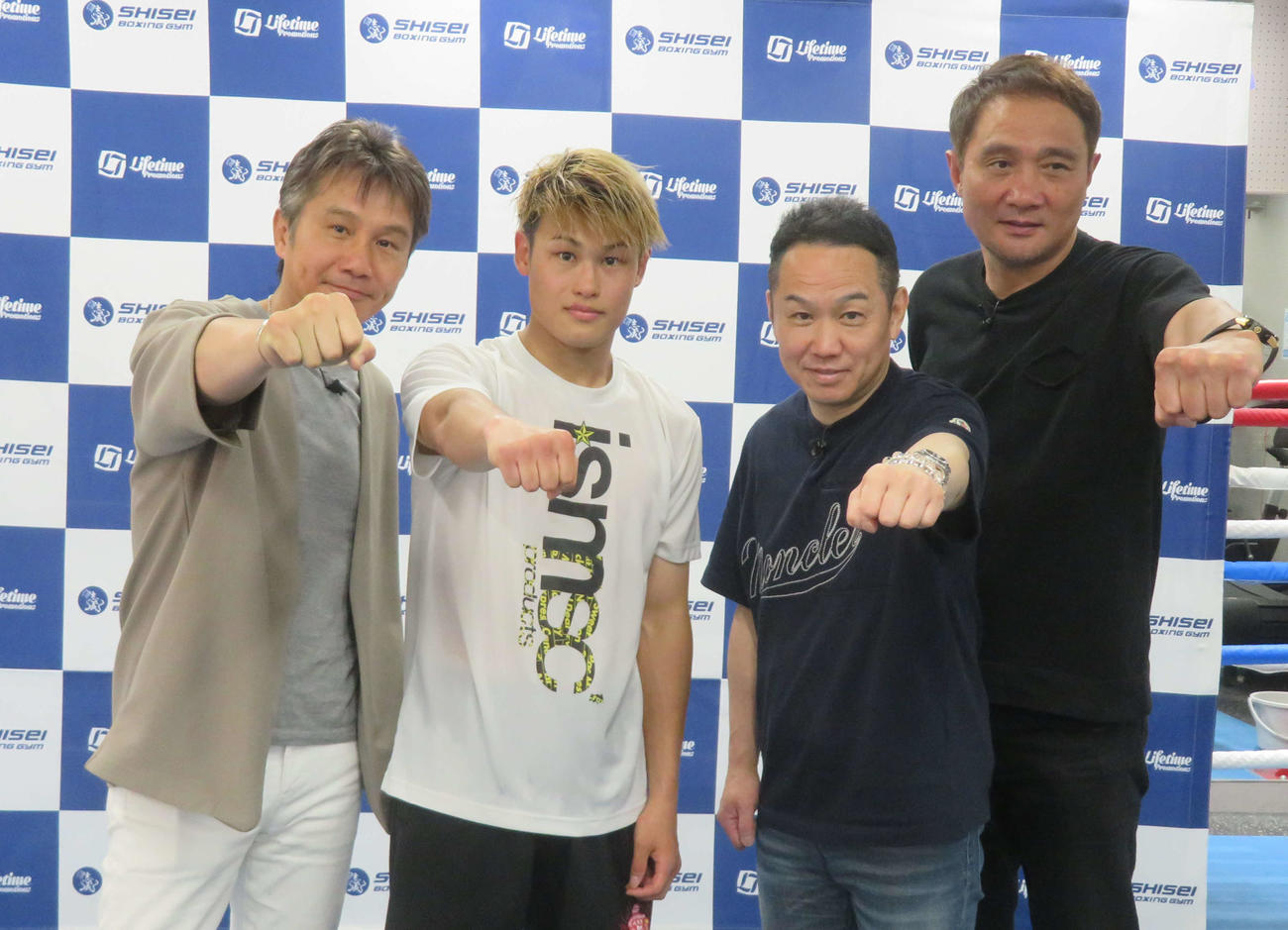 畑山隆則氏（左端）、川島郭志氏（同3番目）、竹原慎二氏（右端）の元世界王者3人から激励を受けたアマ13冠ボクサー堤駿斗