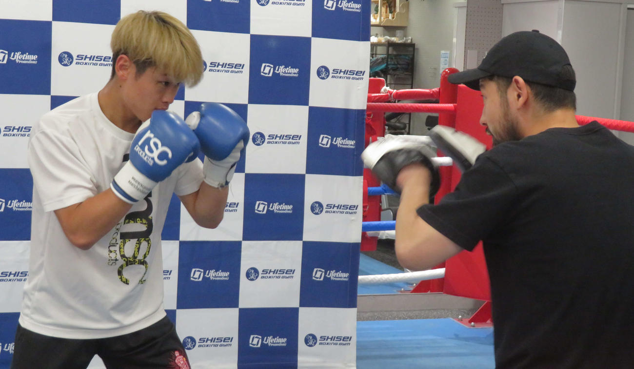 佐々木修平トレナー（右）とミット打ちに臨んだアマ13冠ボクサー堤駿斗