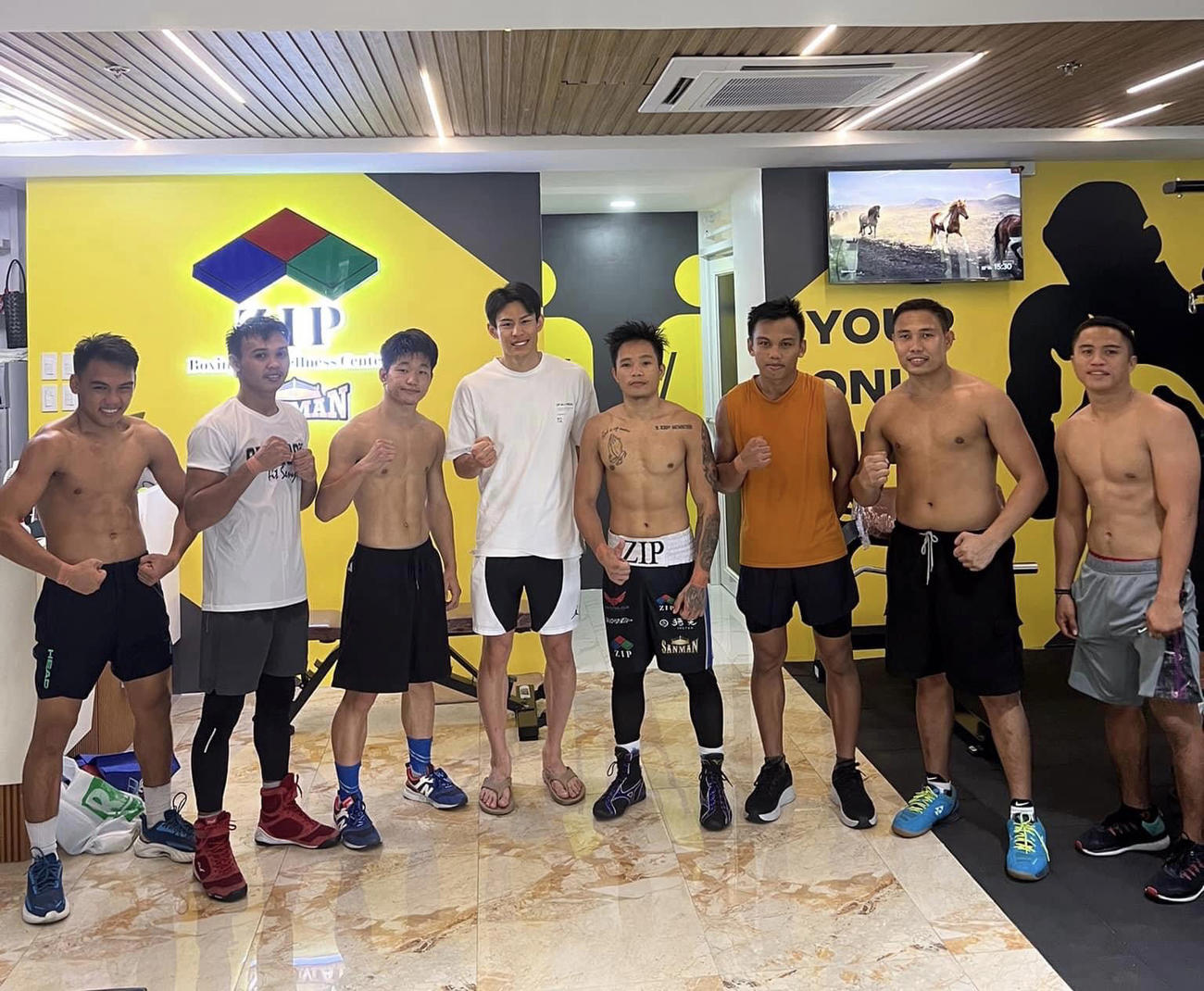 フィリピン合宿を行ったボクシング力石（左から4人目）（本人提供）