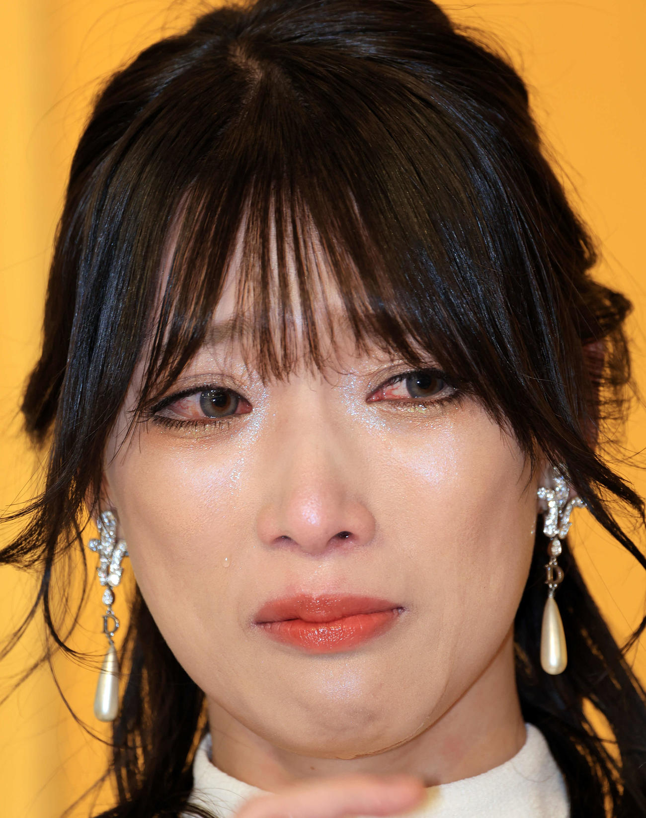 DDT引退会見で涙を流す赤井沙希（撮影・浅見桂子）