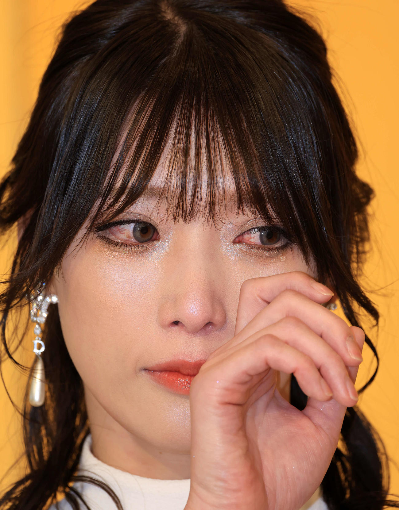 DDT引退会見で涙を流す赤井沙希（撮影・浅見桂子）