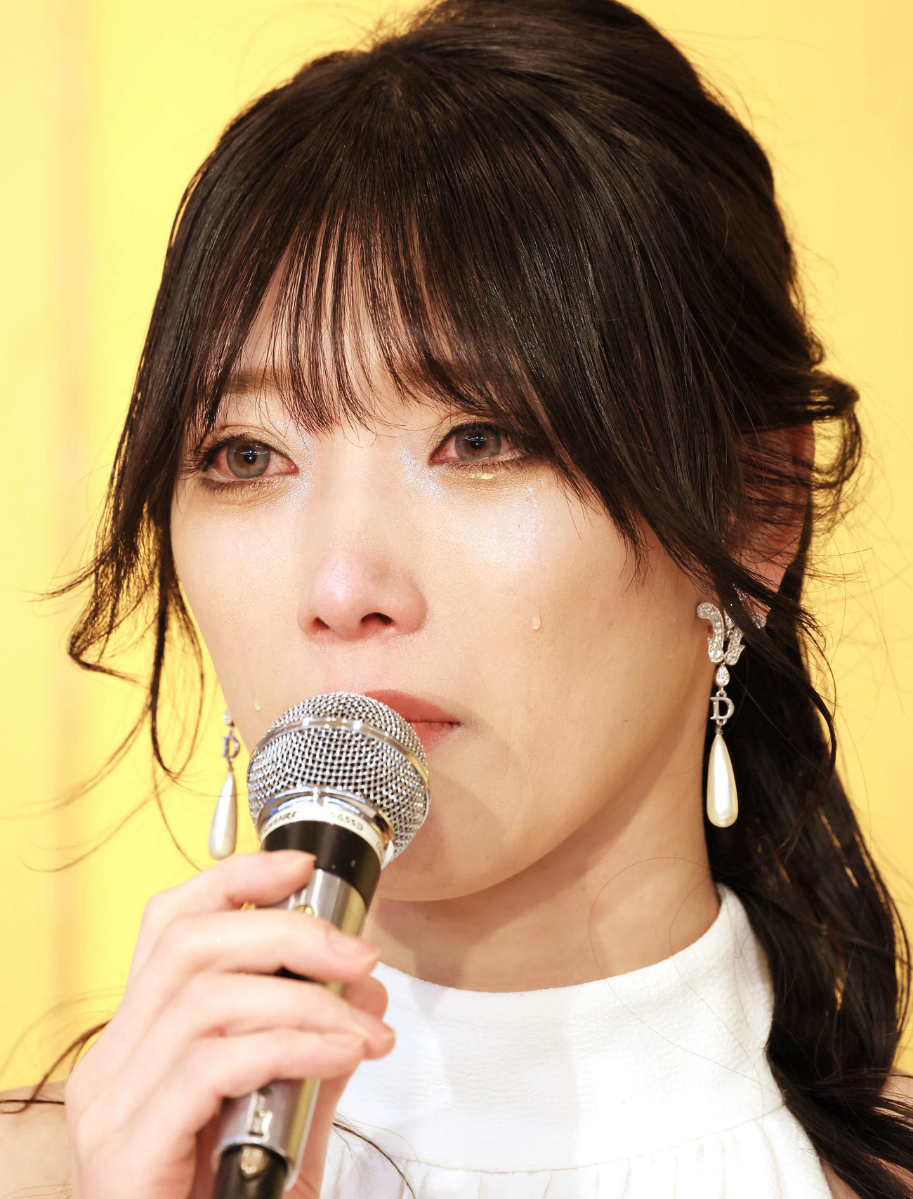 DDT引退会見で思いを語りながら涙を流す赤井沙希（撮影・浅見桂子）