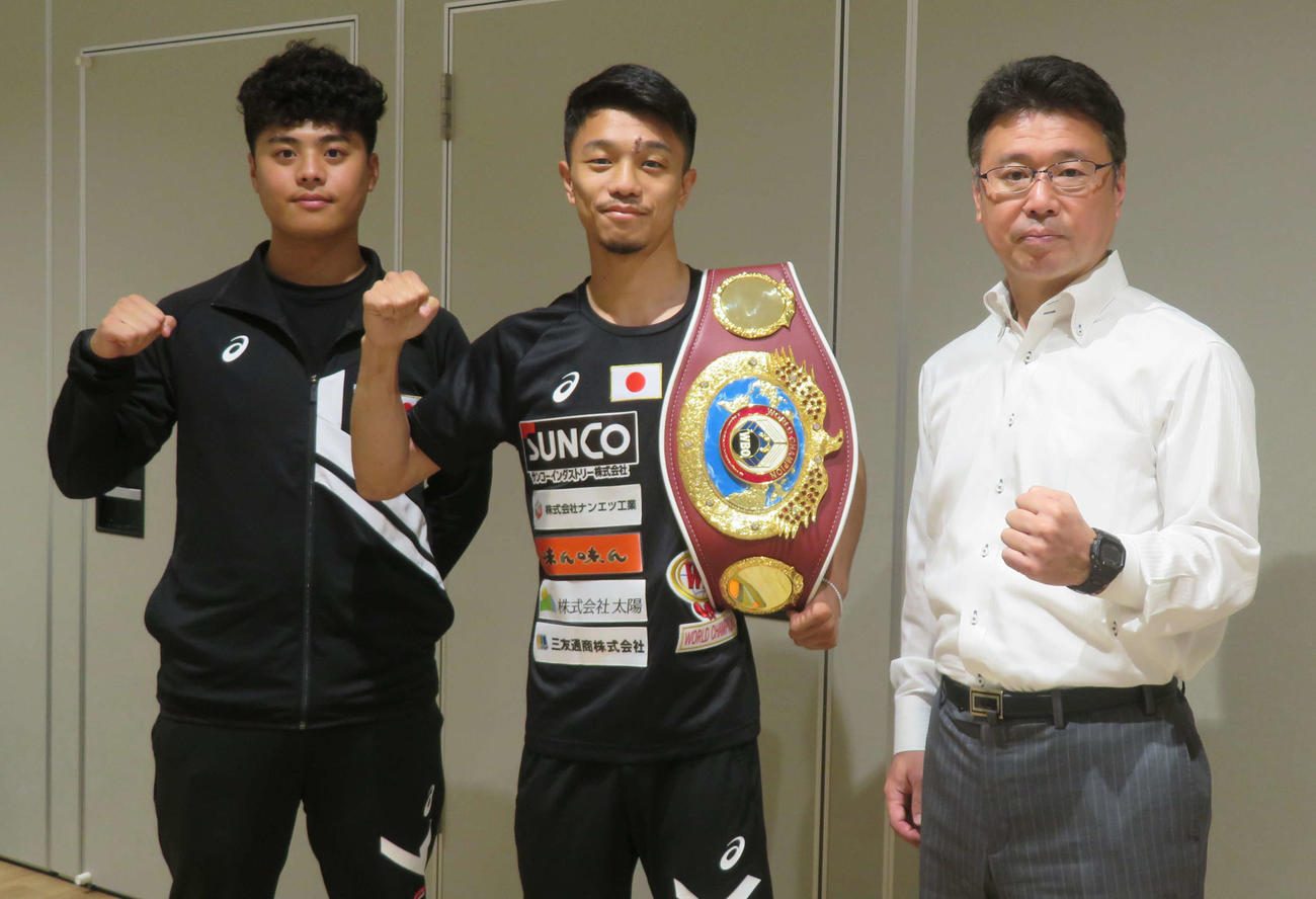 米国から帰国した中谷。左は弟龍人マネジャー、右は所属ジム村野健会長