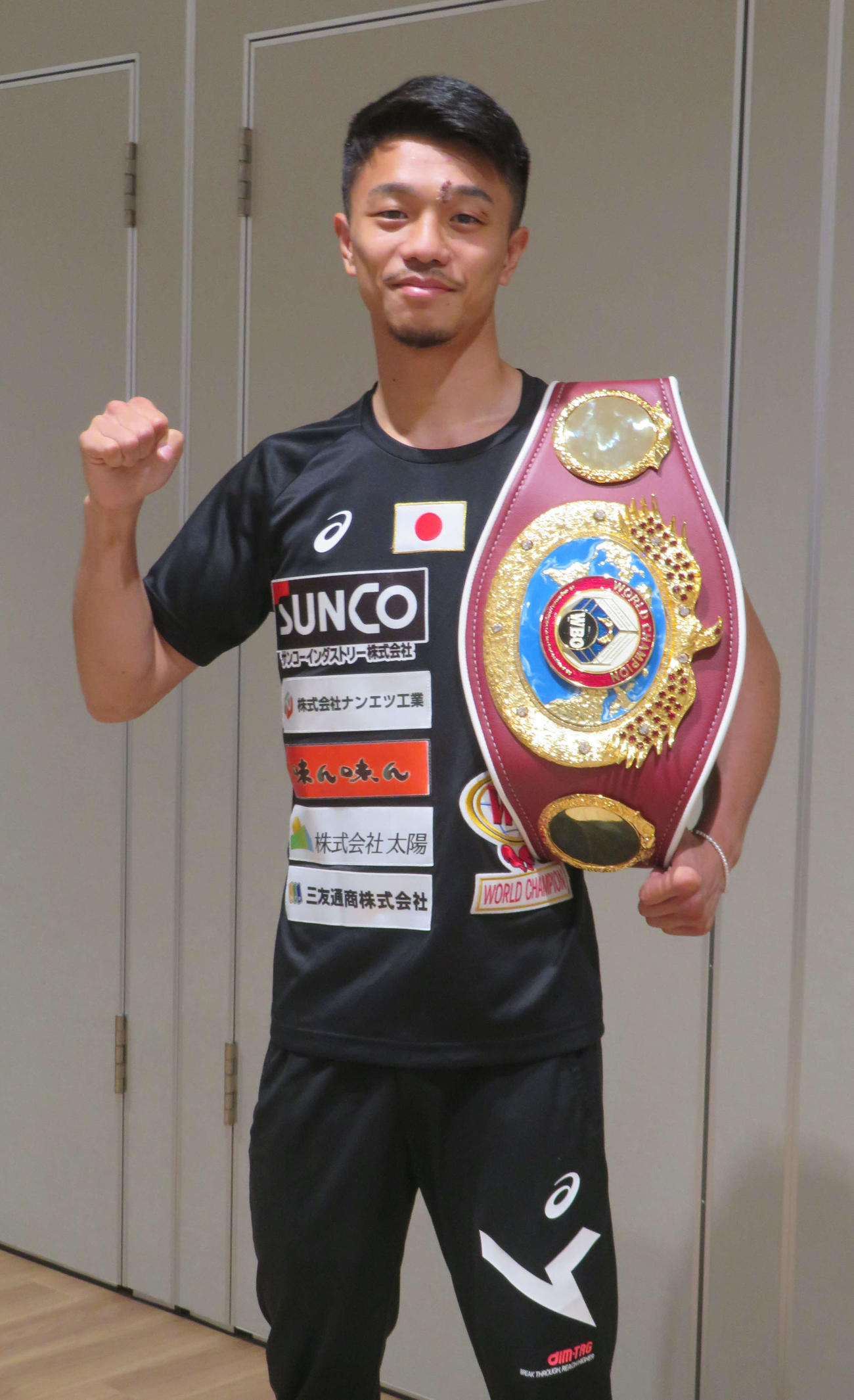 WBO世界スーパーフライ級王座ベルトを肩にかけてガッツポーズする中谷潤人