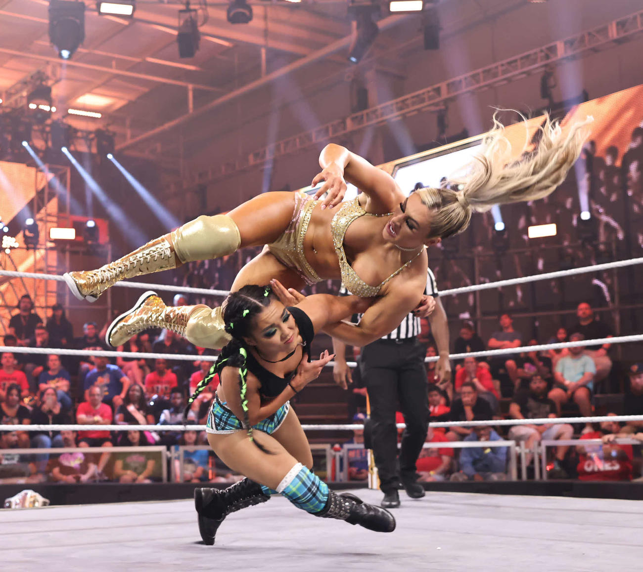 元NXT女子王者ロクサーヌ・ペレス（下）と競り合うティファニー・ストラットンコピーライト2023 WWE, Inc. All Rights Reserved.
