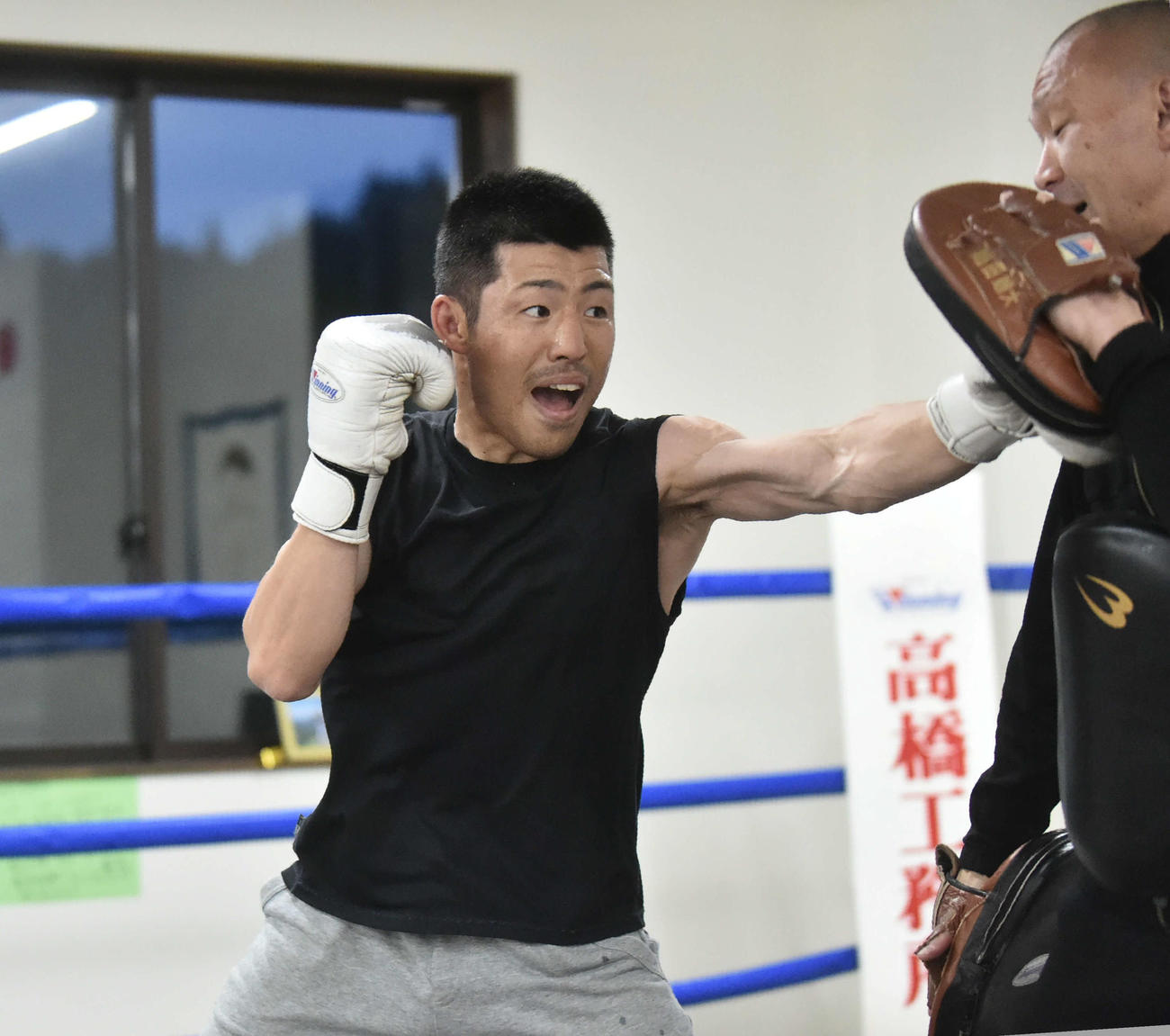 嶋田代表の構えるミットにパンチを打ち込む石川