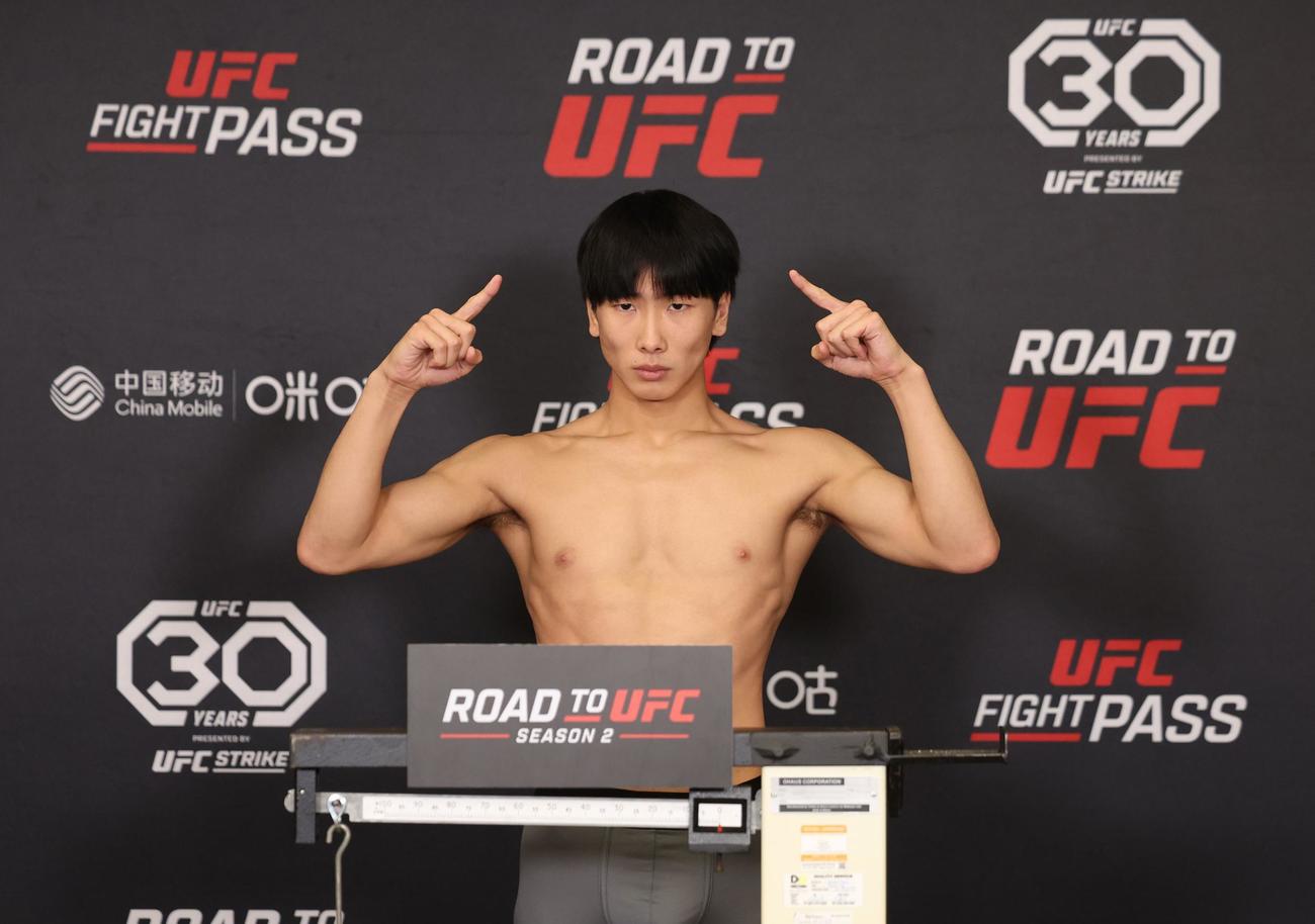 ROAD TO UFCフライ級5分3回に向け、計量パスした鶴屋怜（C）Zuffa LLC／UFC