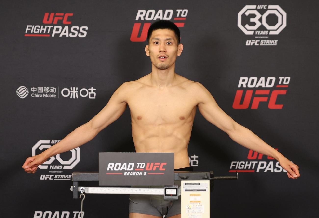 ROAD TO UFCフェザー級5分3回に向け、計量パスした神田コウヤ（C）Zuffa LLC／UFC