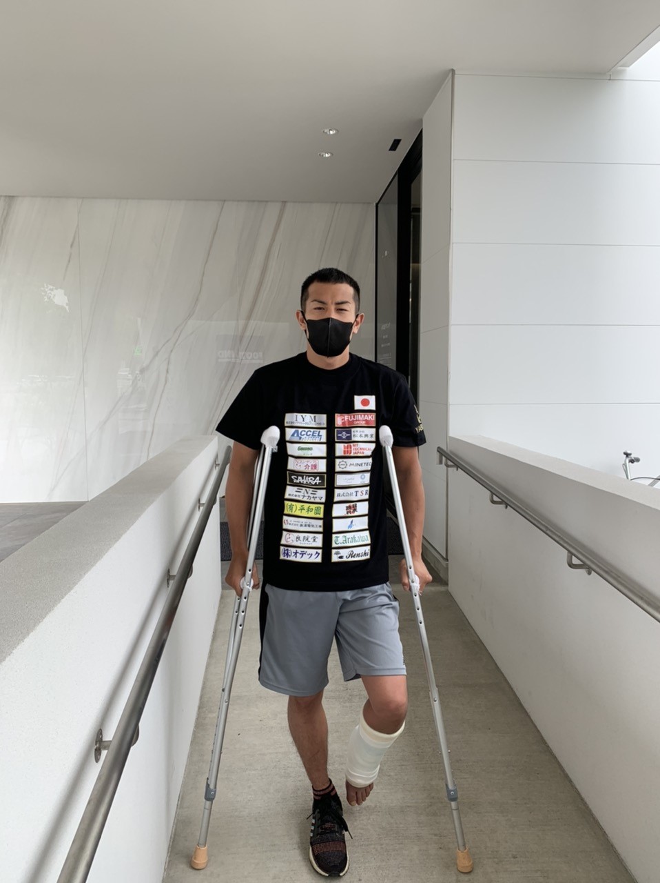 左アキレス腱（けん）断裂の手術から退院した元世界王者の矢吹（本人提供）