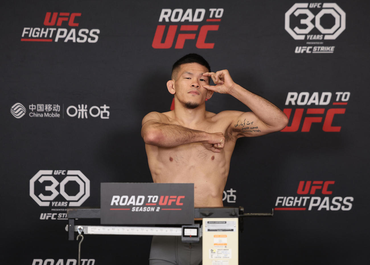 計量クリアし、ポーズを取るバンタム級の上久保周哉（C）Zuffa LLC／UFC