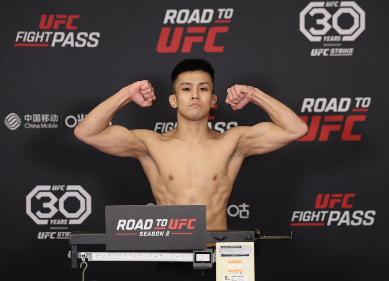 計量パスし、ガッツポーズするバンタム級の野瀬翔平（C）Zuffa LLC／UFC