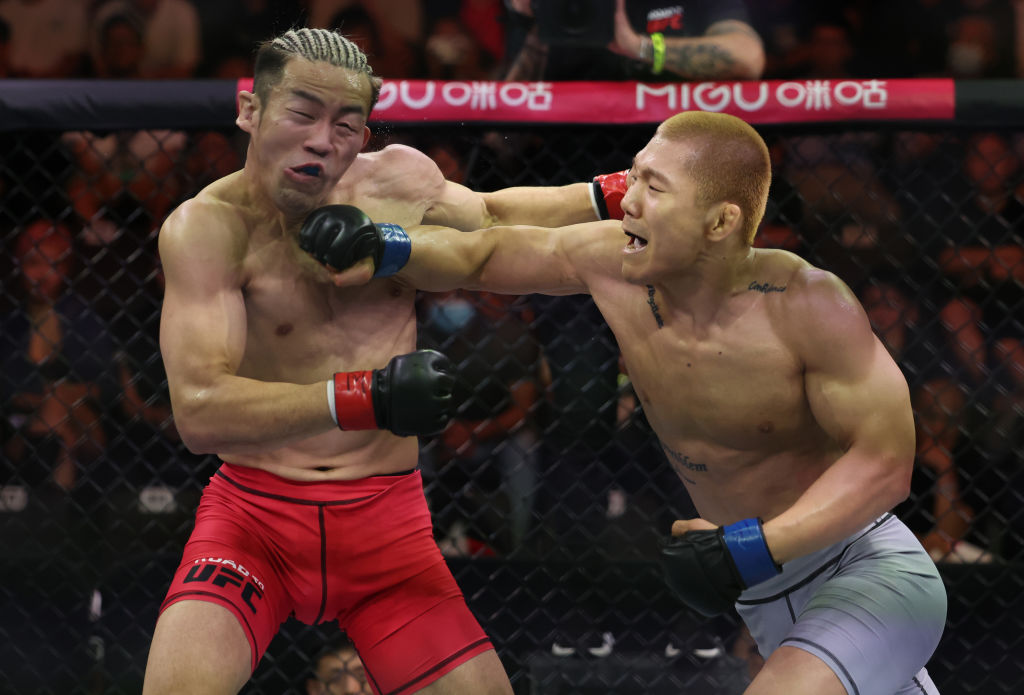 キム・サンウォン（右）の右ストレートを浴びる佐須啓祐(C)Zuffa LLC／UFC