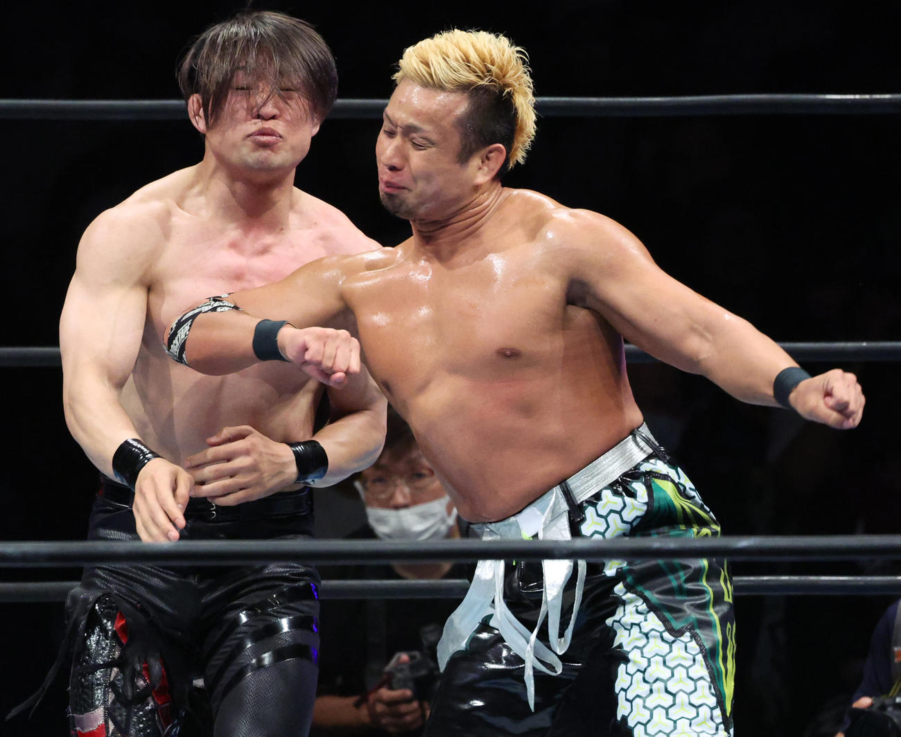SHO（左）にエルボーを浴びせるYOSHI－HASHI（撮影・中島郁夫）
