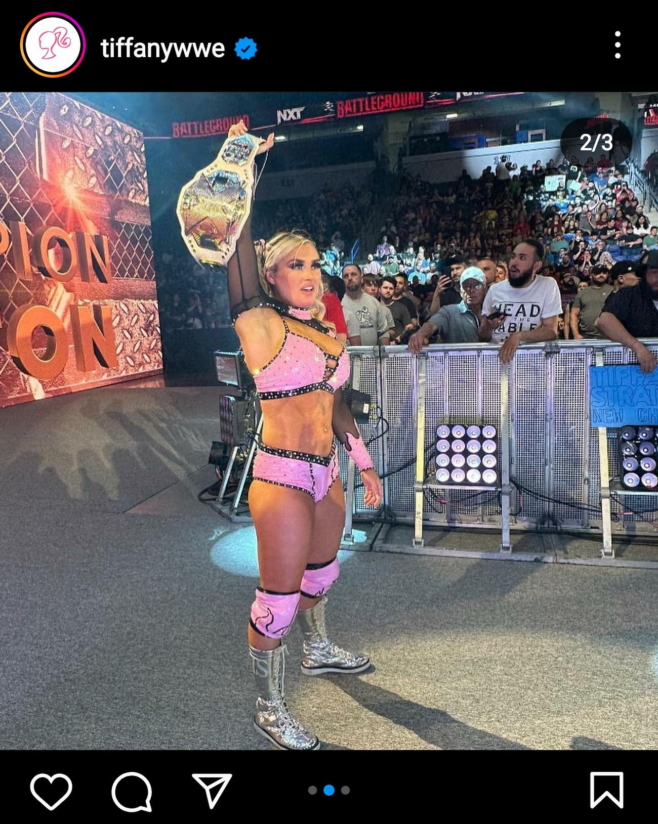 WWEのNXT女子王座を獲得し、花道で王座ベルトを掲げて観客の声援に応じた「筋肉バービー人形」ティファニー・ストラットン（ストラットン公式インスタグラムから）