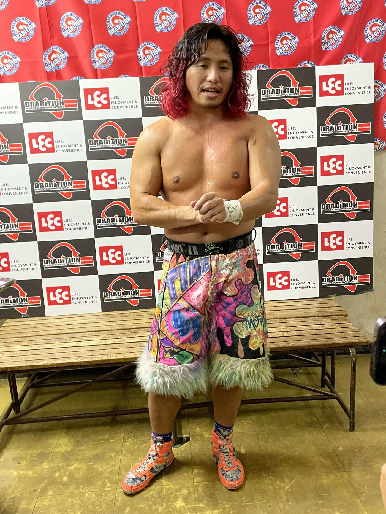 藤波辰爾とのタッグマッチを終えて、試合後に藤波へシングルマッチを要求した高橋ヒロム