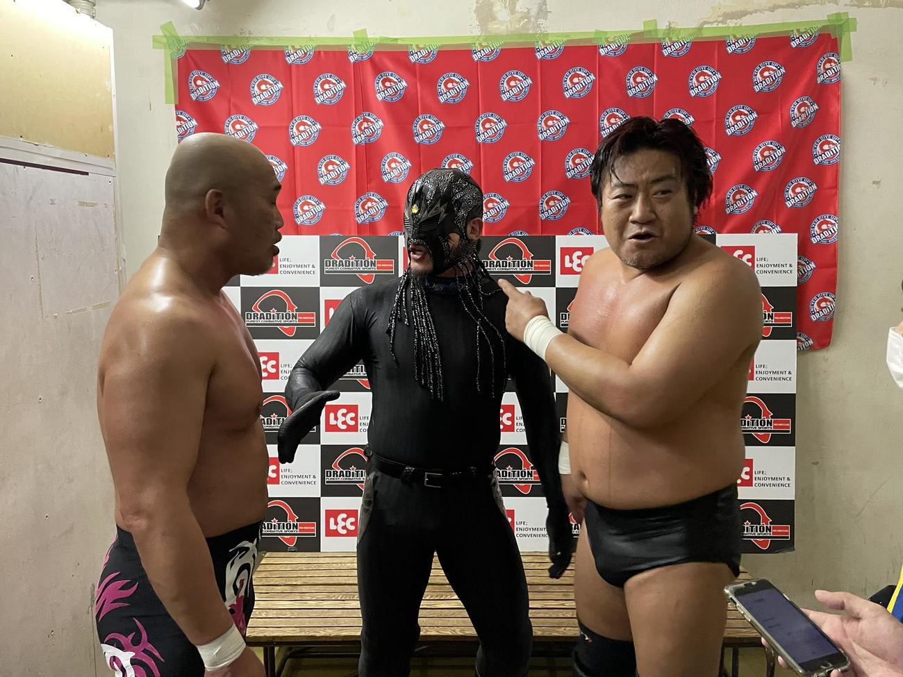 タッグを組んだ長井満也（左）、シュン・スカイウォーカー（中央）と仲よさそうな諏訪魔
