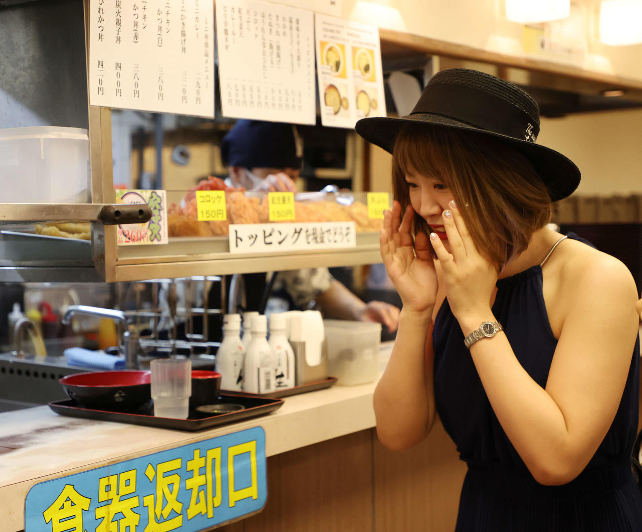 富士そばを訪れ、天かすトッピングが無料ではない事を知る桜井まい（撮影・宮地輝）
