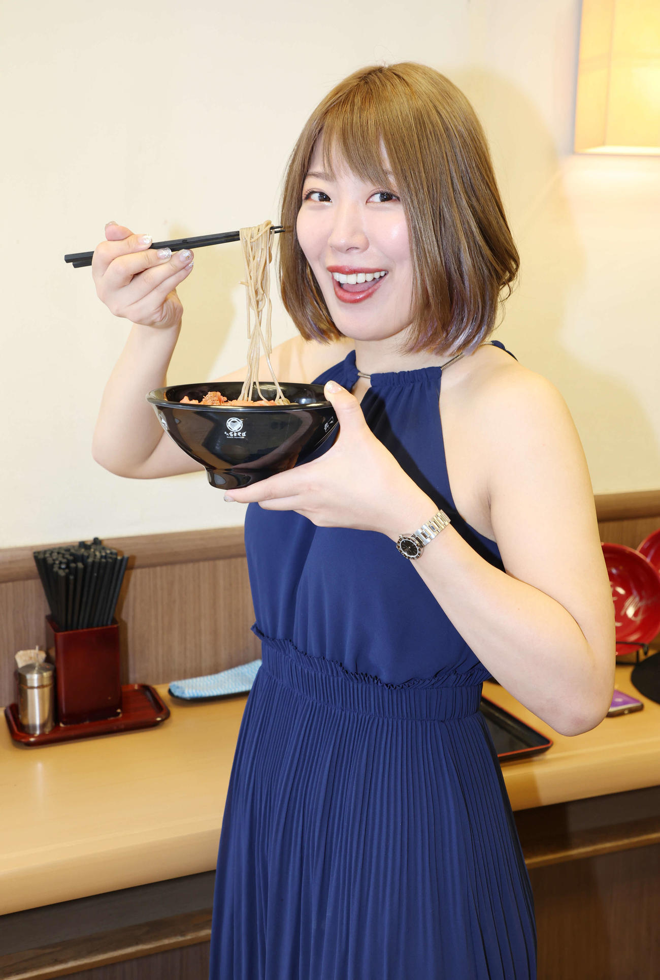 富士そばを訪れ、紅しょうが天そばを笑顔で食べる桜井まい（撮影・宮地輝）