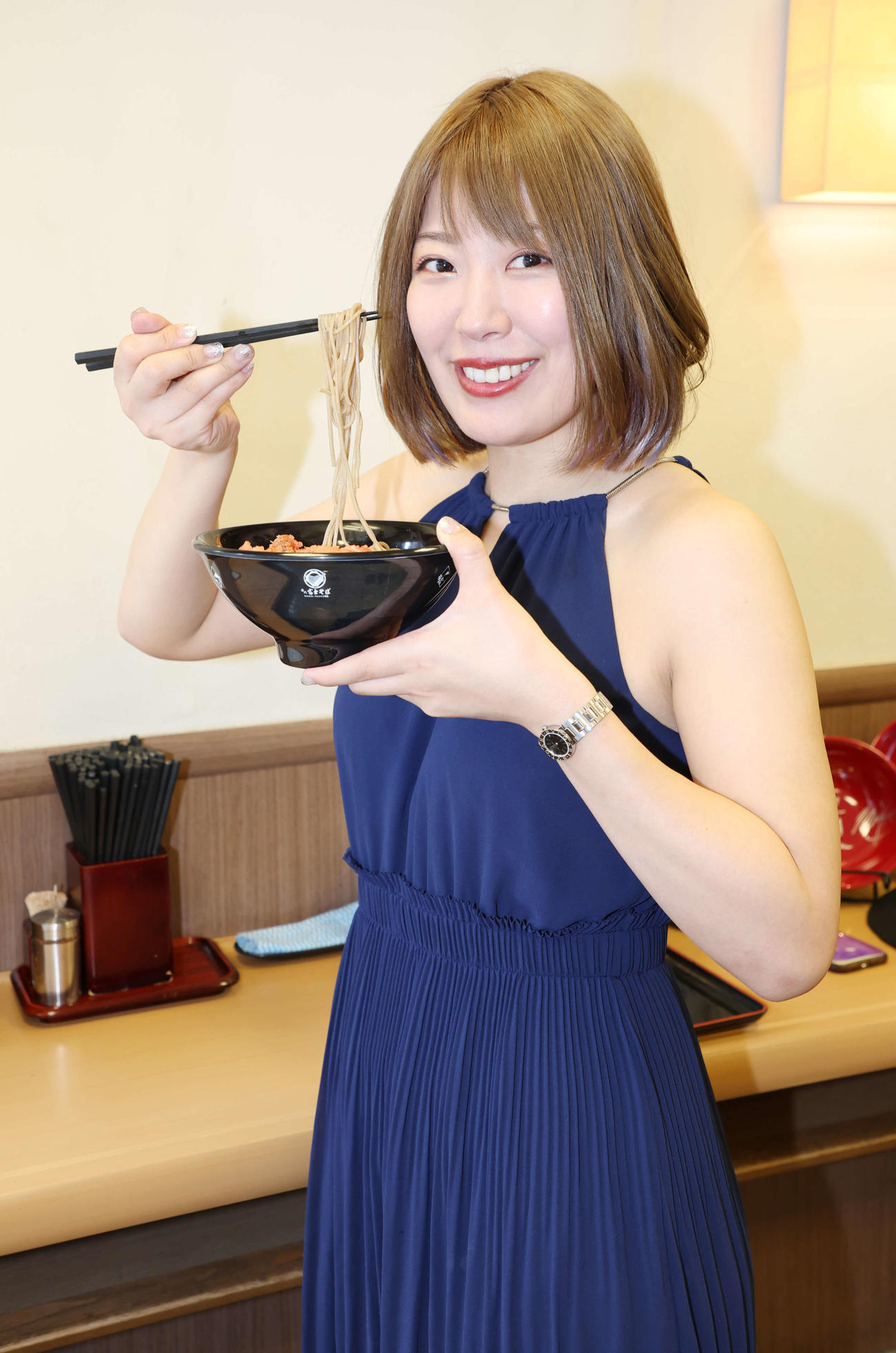 富士そばを訪れ、紅しょうが天そばを笑顔で食べる桜井まい（撮影・宮地輝）
