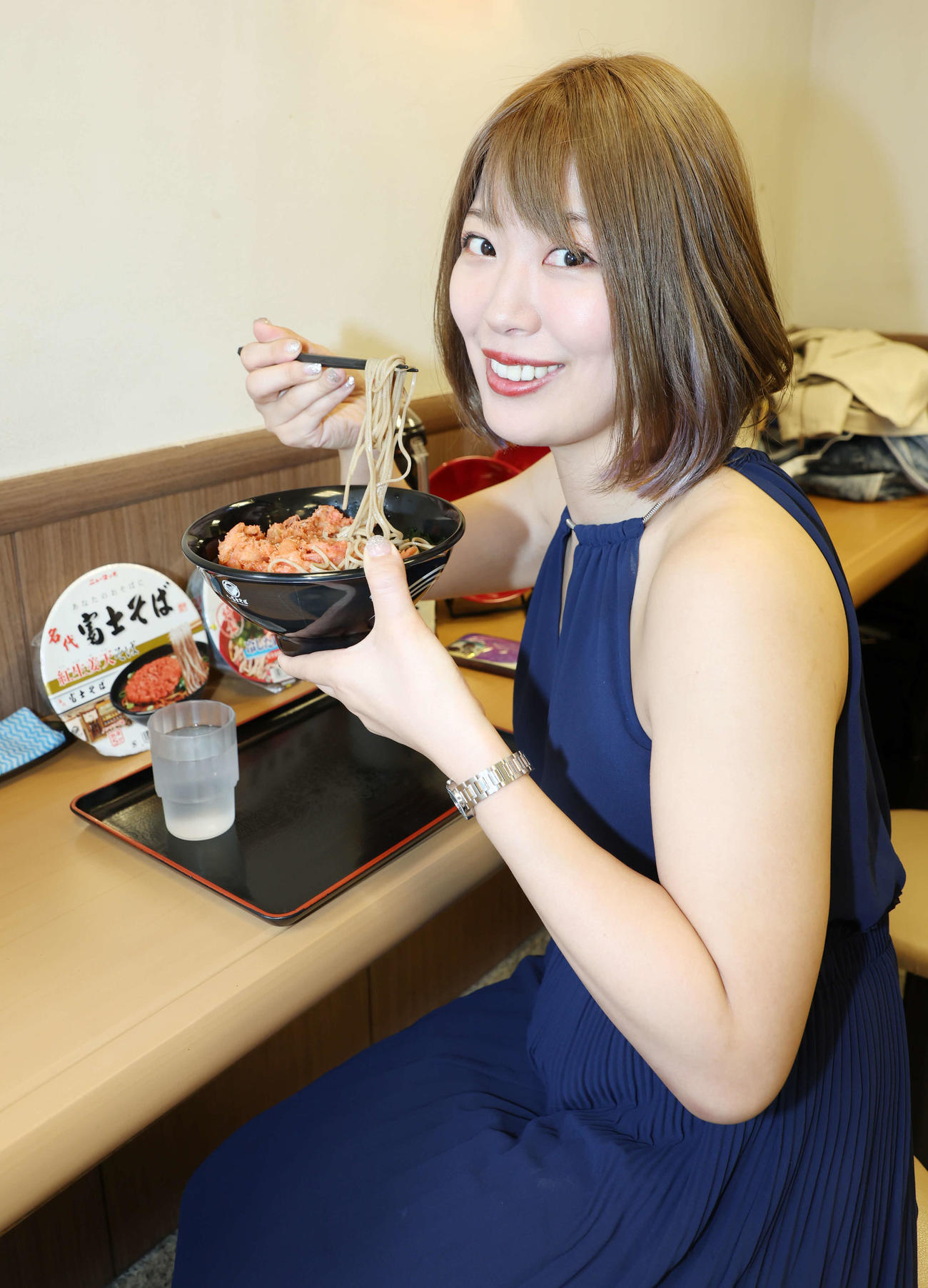 富士そばを訪れ、紅しょうが天そばを笑顔で食べる桜井まい（撮影・宮地輝）