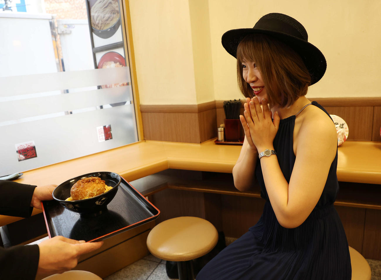 富士そばを訪れ、カレーパン丼と対面し、笑顔の桜井まい（撮影・宮地輝）