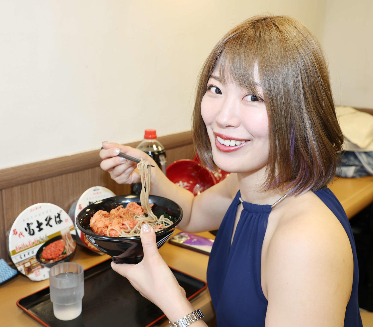 富士そばを訪れ、紅しょうが天そばを笑顔で食べる桜井まい（撮影・宮地輝）