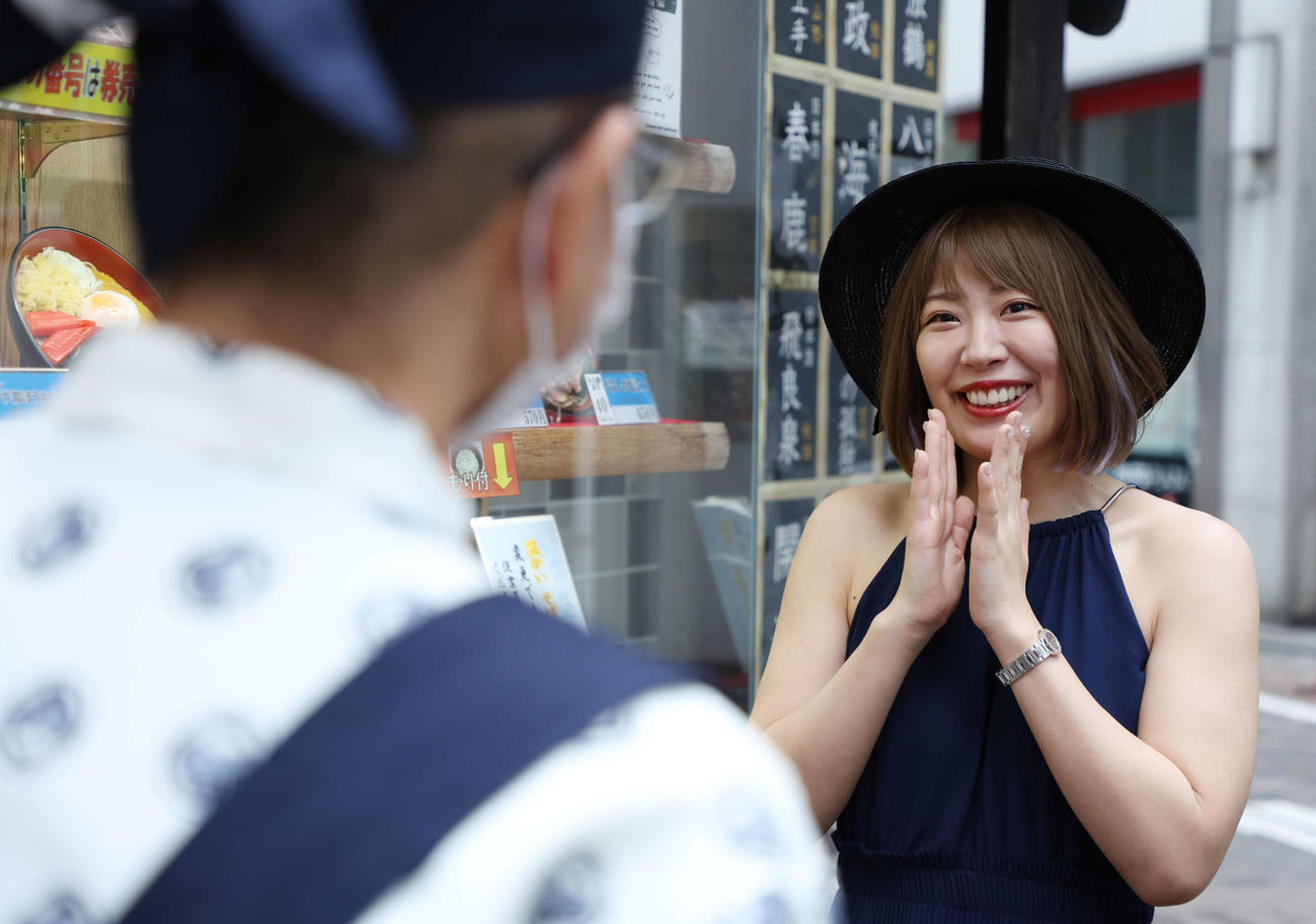 富士そばを訪れ、貴婦人メニューに前向きな返答の店長に笑顔の桜井まい（撮影・宮地輝）