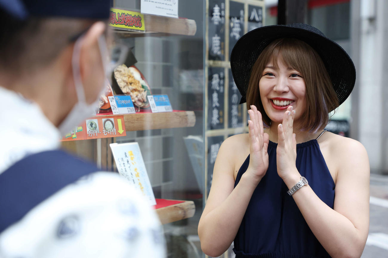 富士そばを訪れ、貴婦人メニューに前向きな返答の店長に笑顔の桜井まい（撮影・宮地輝）