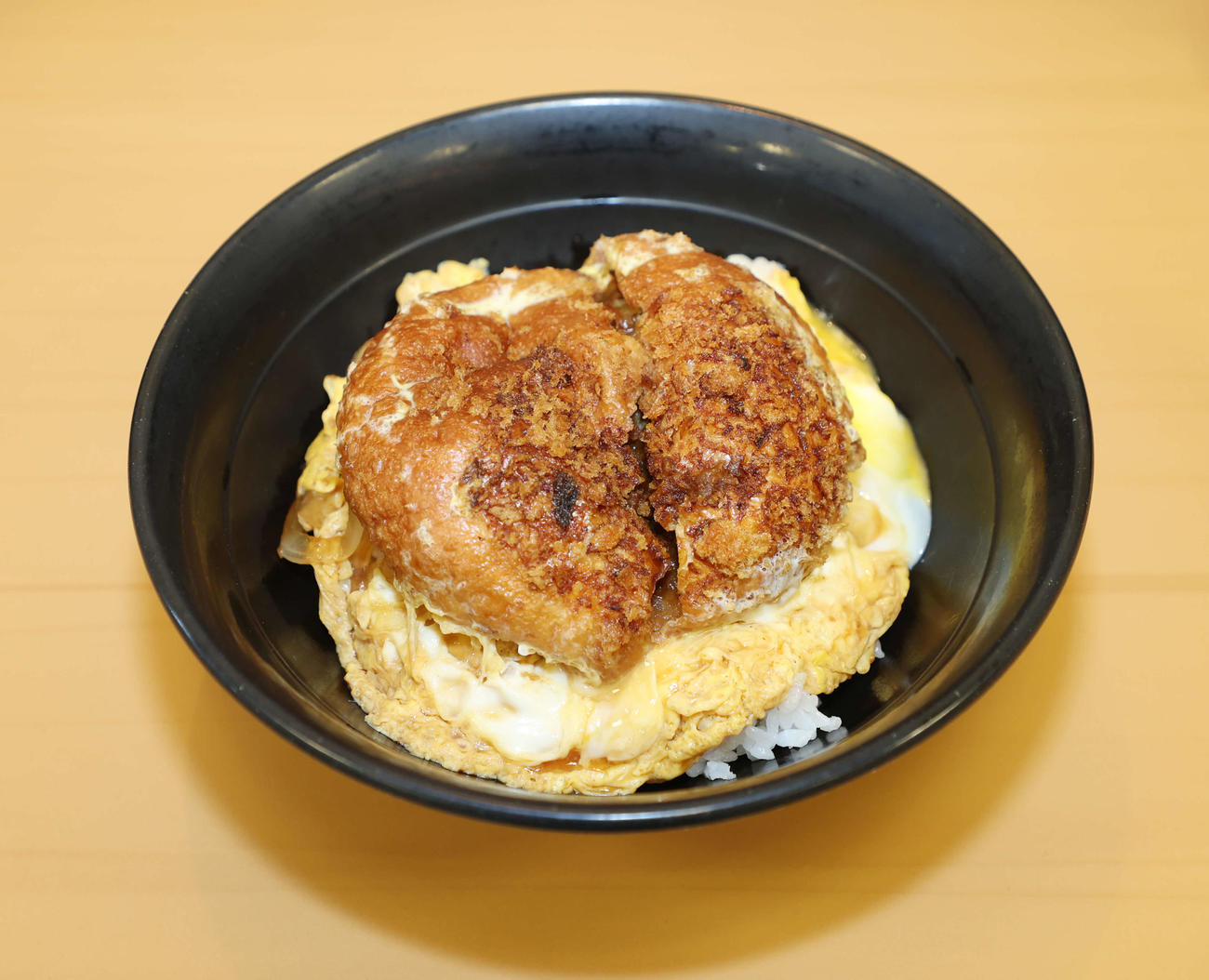 桜井まいとのコラボで、商品化が検討されている富士そばのカレーパン丼（撮影・宮地輝）