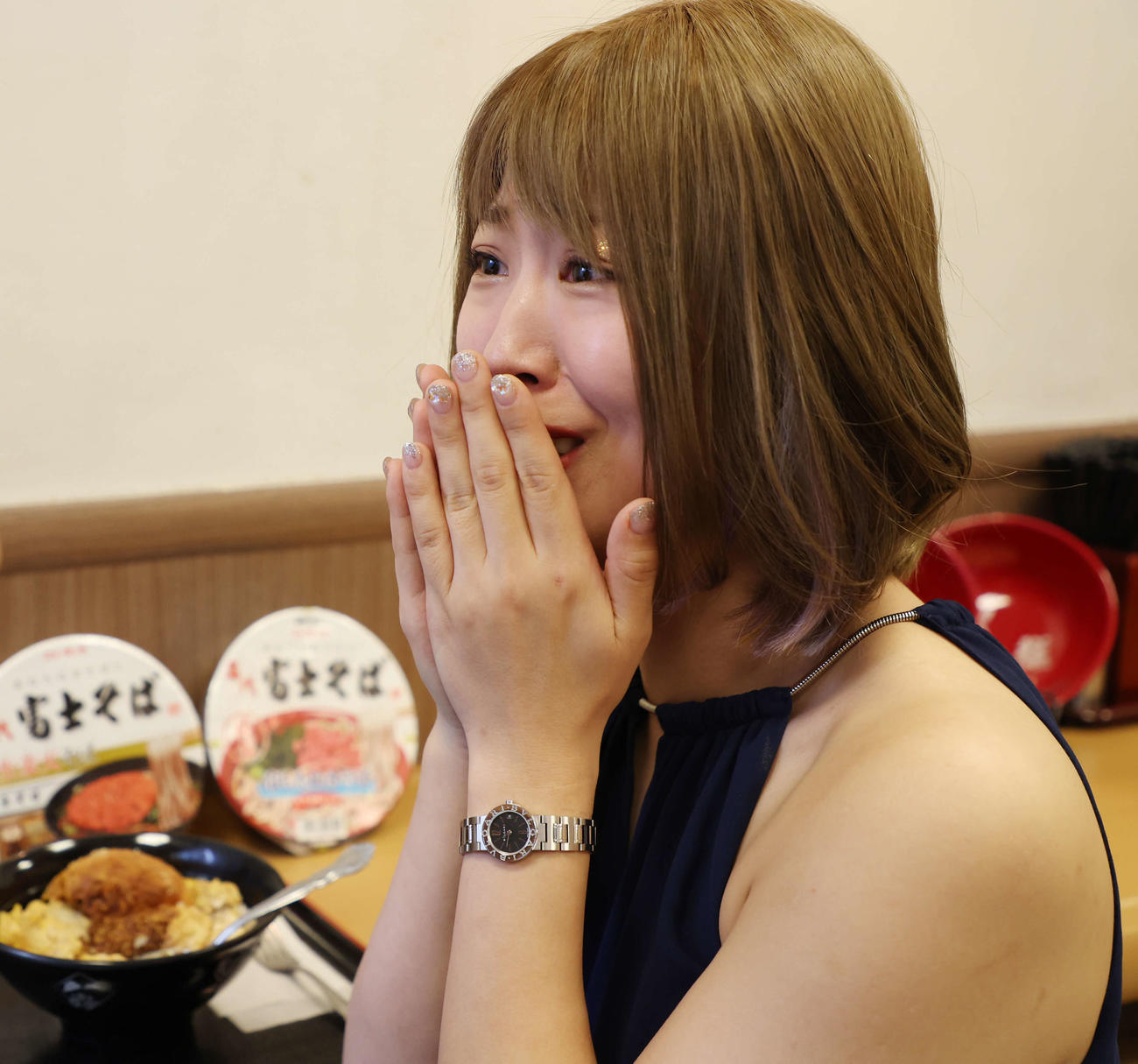 富士そばを訪れ、カレーパン丼のおいしさに感動する桜井まい（撮影・宮地輝）