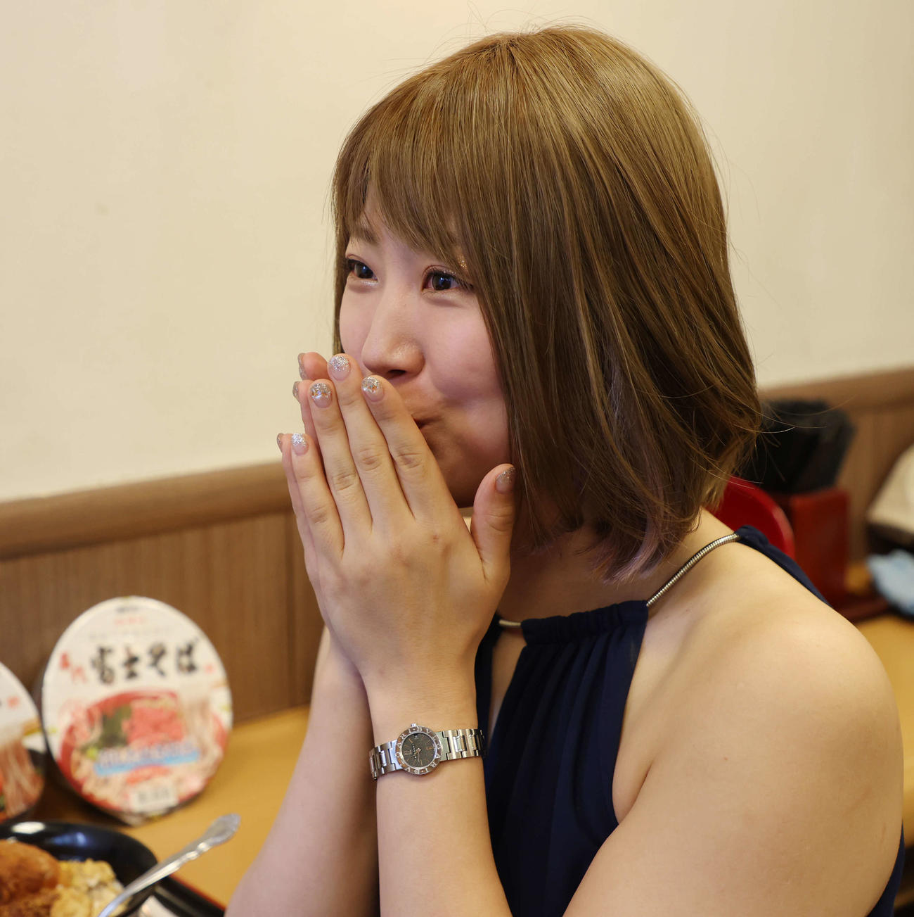 富士そばを訪れ、カレーパン丼のおいしさに感動する桜井まい（撮影・宮地輝）