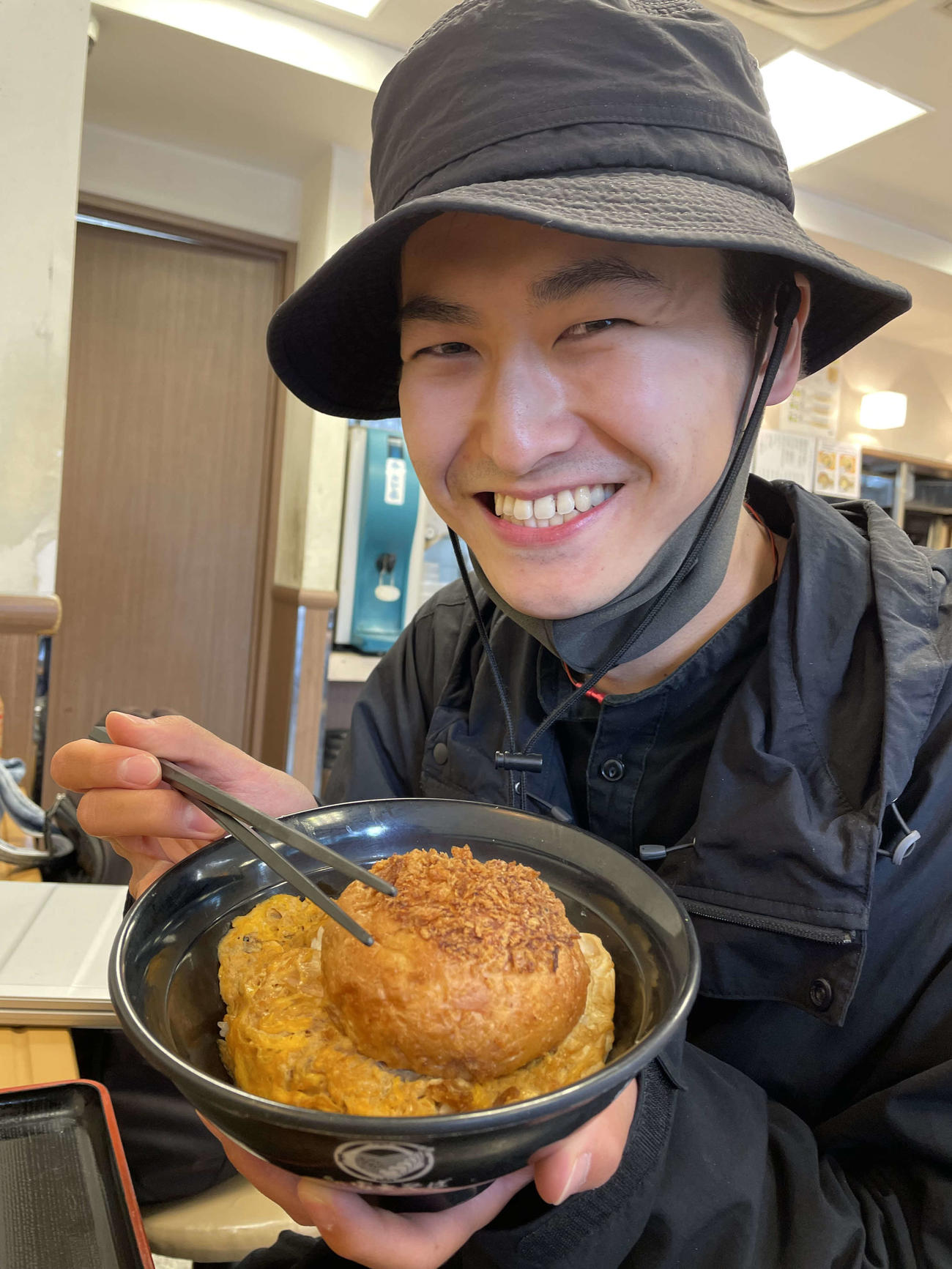 リングの貴婦人こと桜井まいが、試食した富士そばの未発売のカレーパン丼を食べる日刊スポーツ宮地カメラマン
