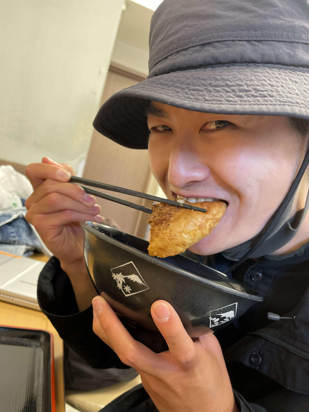 リングの貴婦人こと桜井まいが、試食した富士そばの未発売のカレーパン丼を食べる日刊スポーツ宮地カメラマン