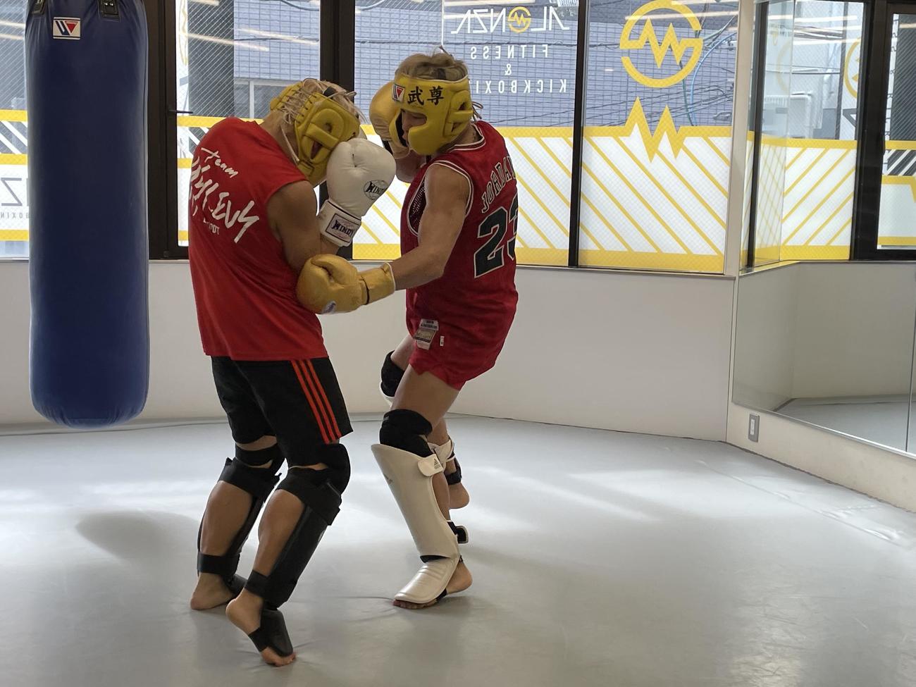 公開練習でスパーリングで、ボディーを打ち込むる武尊（右）