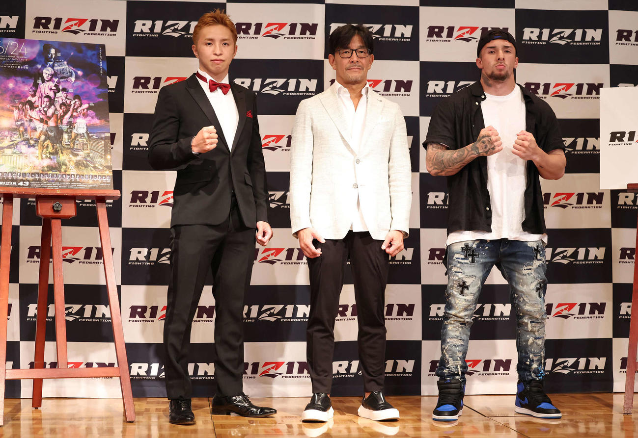 真駒内大会の追加カードが発表されて写真に納まる、左から久保優太、RIZINの榊原信行CEO、木村“フィリップ”ミノル（撮影・丹羽敏通）