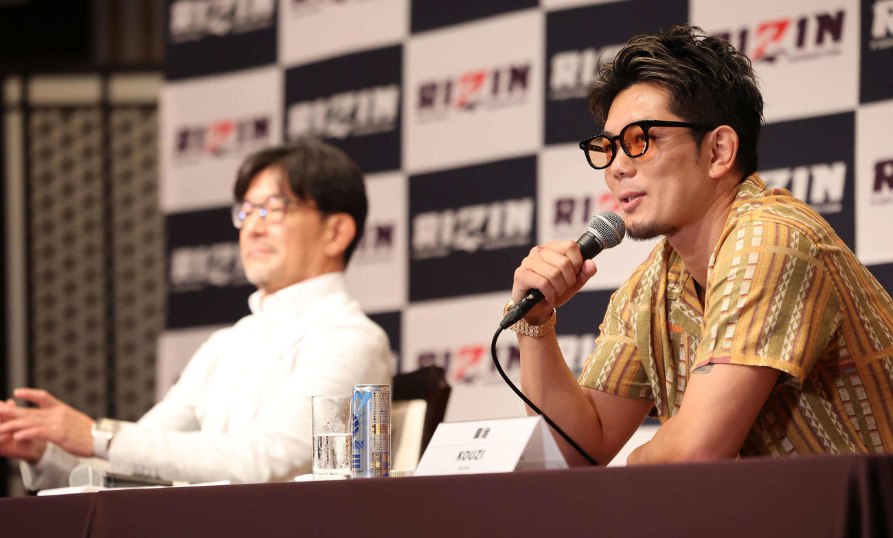 引退撤回を発表した皇治（手前）。奥はRIZINの榊原信行CEO（撮影・丹羽敏通）