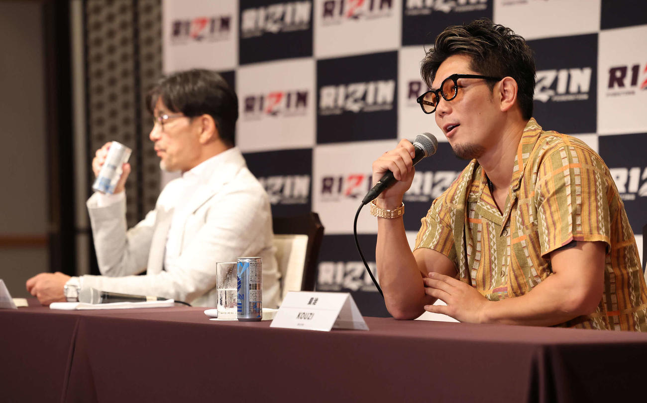 引退撤回を発表した皇治（手前）。奥はRIZINの榊原信行CEO（撮影・丹羽敏通）