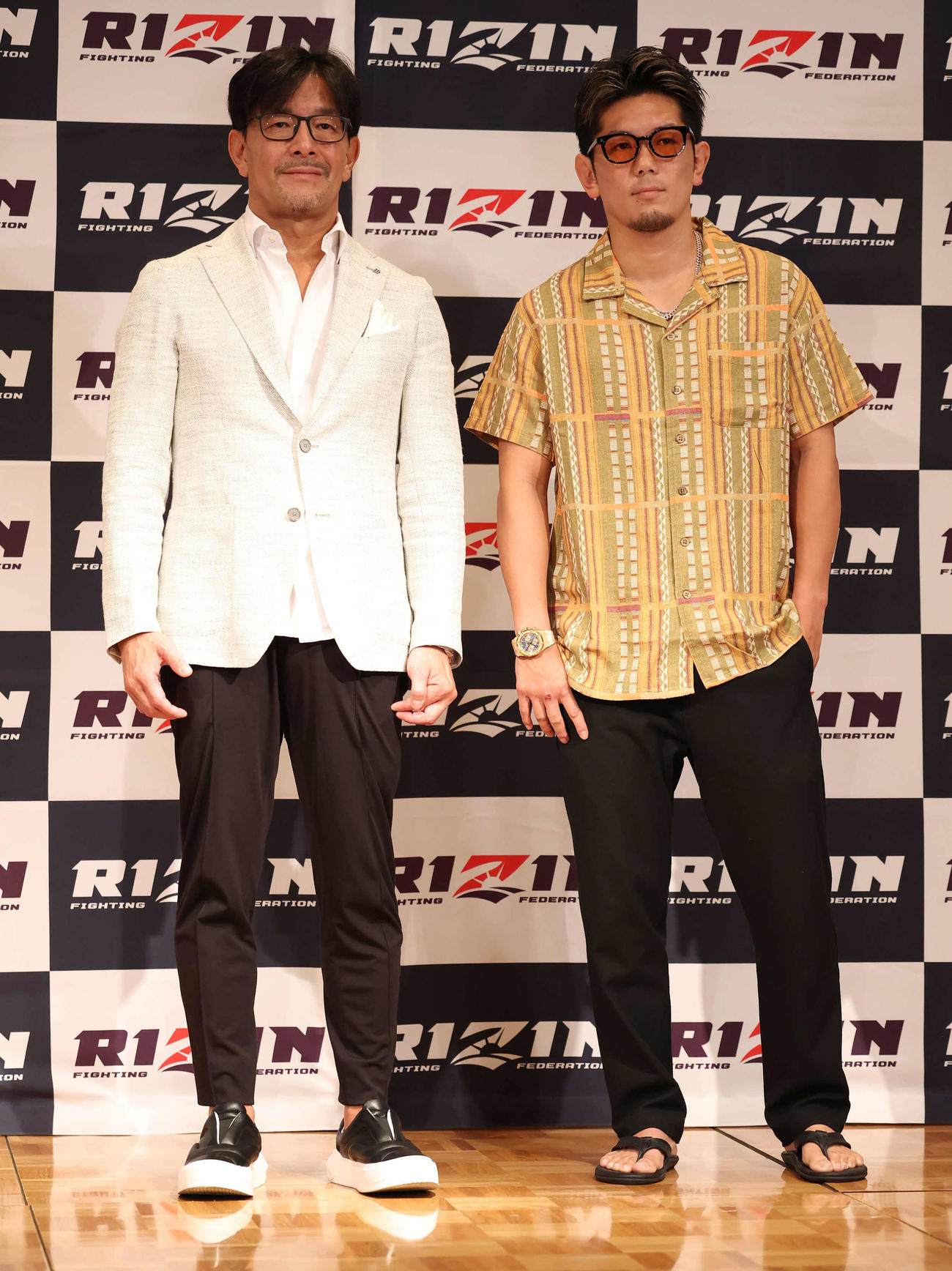 記者会見を終えて写真に納まる榊原信行CEO（左）と皇治（撮影・丹羽敏通）