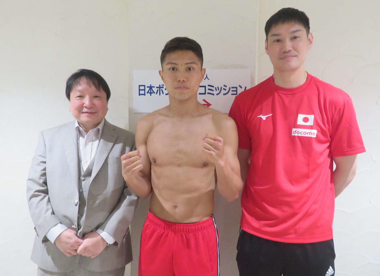 プロ初のタイトル戦に臨むWBOアジア・パシフィック・ライト級1位保田克也（中央）。左端は大橋秀行会長、右端は鈴木康弘トレーナー