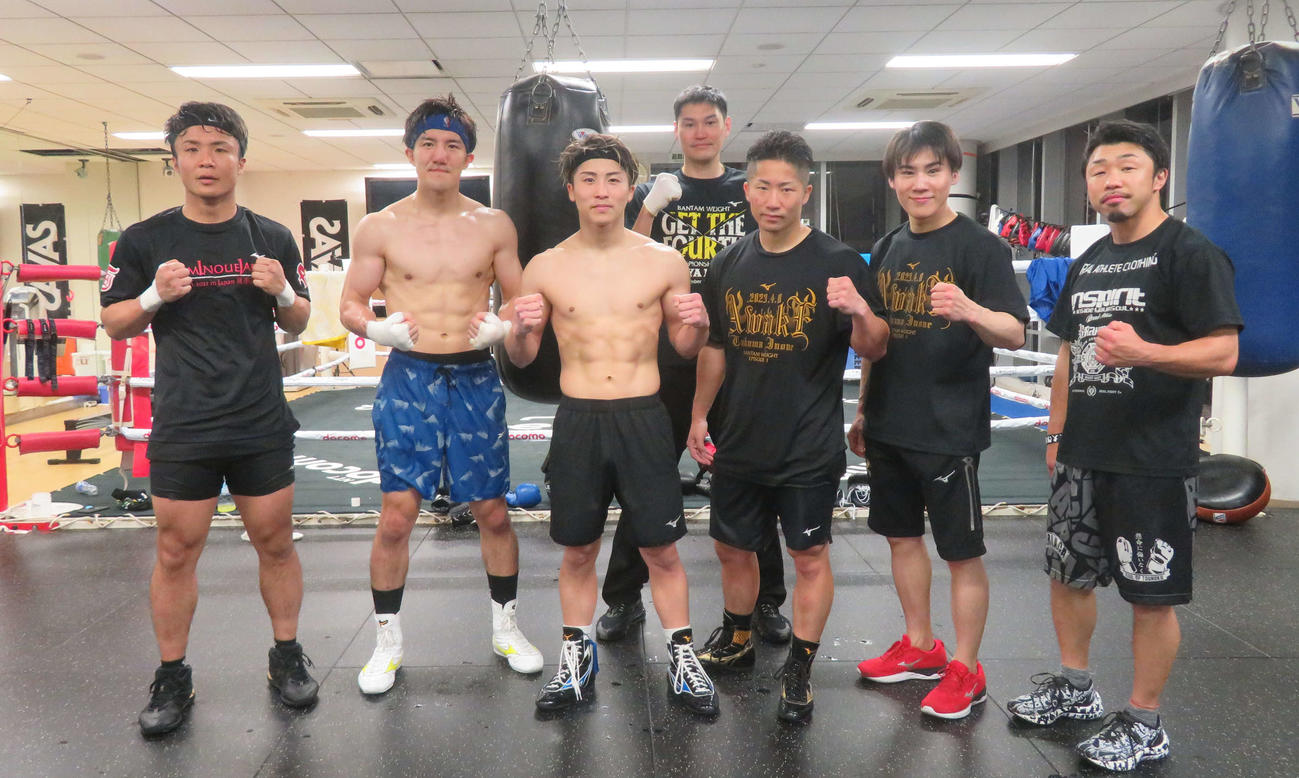 5日間の集中合宿を終えたチーム井上。左から山口聖矢、井上浩樹、井上尚弥、鈴木康弘トレーナー、井上拓真、太田光亮トレーナー、八重樫東トレーナー