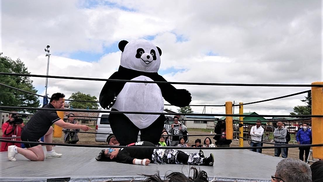 アンドレザ・ジャイアントパンダは、ミスターポーニョを倒す（提供・新根室プロレス）