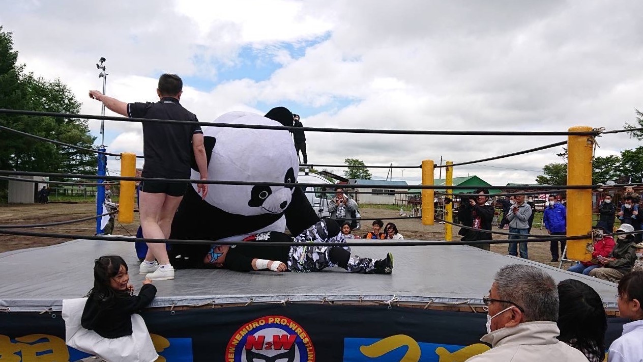アンドレザ・ジャイアントパンダは、ミスターポーニョを倒す（提供・新根室プロレス）