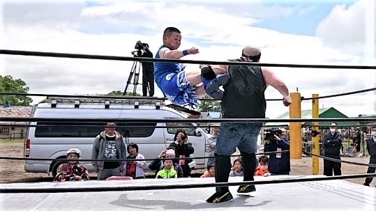 新根室プロレスのエースTOMOYA（左）は、ドロップキックを相手に浴びせる（提供・新根室プロレス）