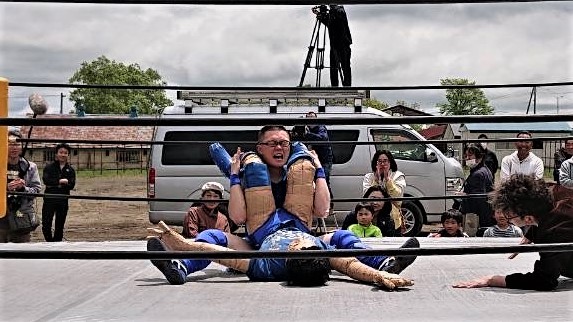 新根室プロレスのTOMOYAは、フォールを狙う（提供・新根室プロレス）