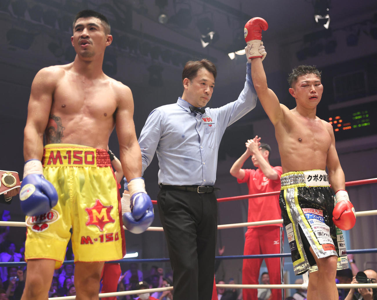アピチェット・ペッチマネー（左）に判定勝利した保田（撮影・中島郁夫）